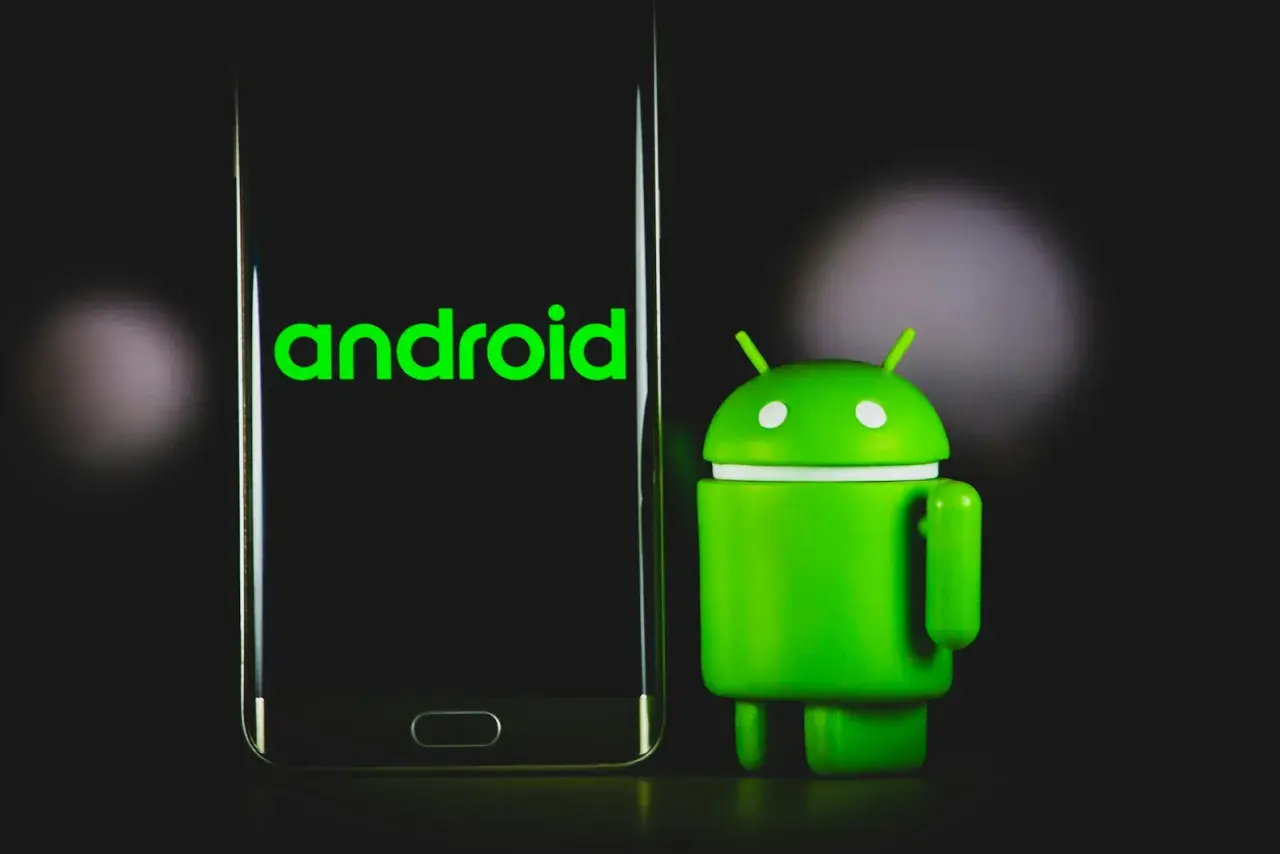 Zielony robot Android obok telefonu z logo systemu. Gotowy do działania w trybie fastboot.