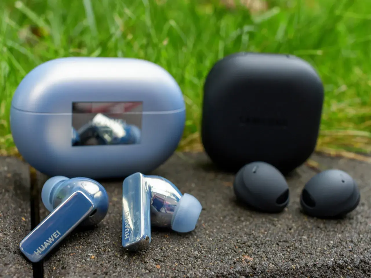 Słuchawki Huawei i Samsung obok siebie. Dowiedz się, jak podłączyć słuchawki Huawei z Samsungiem.
