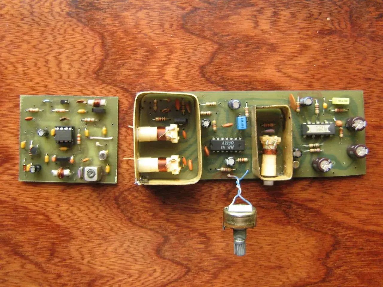 Układ elektroniczny z cewkami i kondensatorami, potencjalnie część projektu jak zrobić antenę radiową FM.