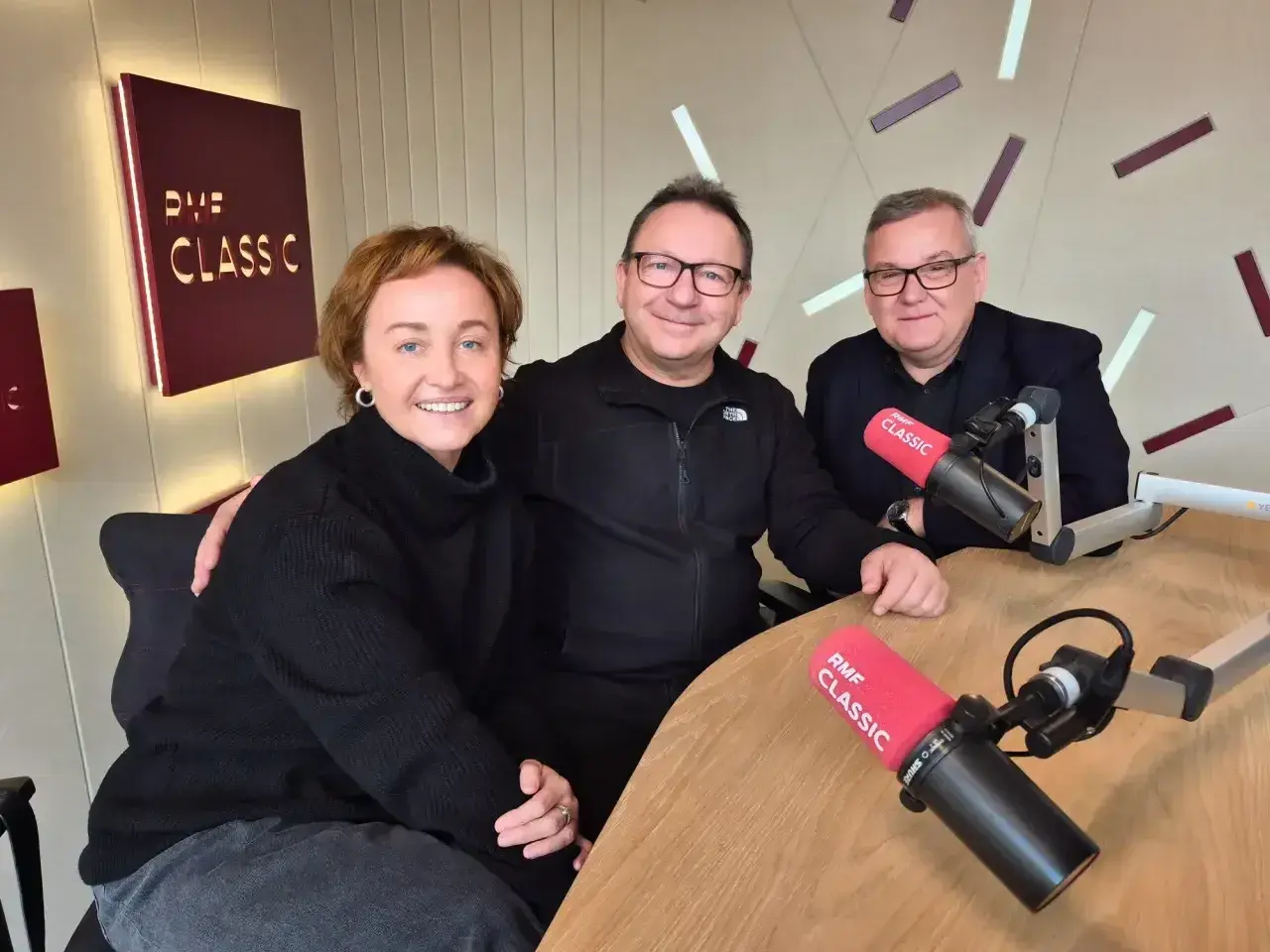 Trzy osoby w studiu RMF Classic, dyskutujące o tym, jak wzmocnić sygnał radia FM w domu.