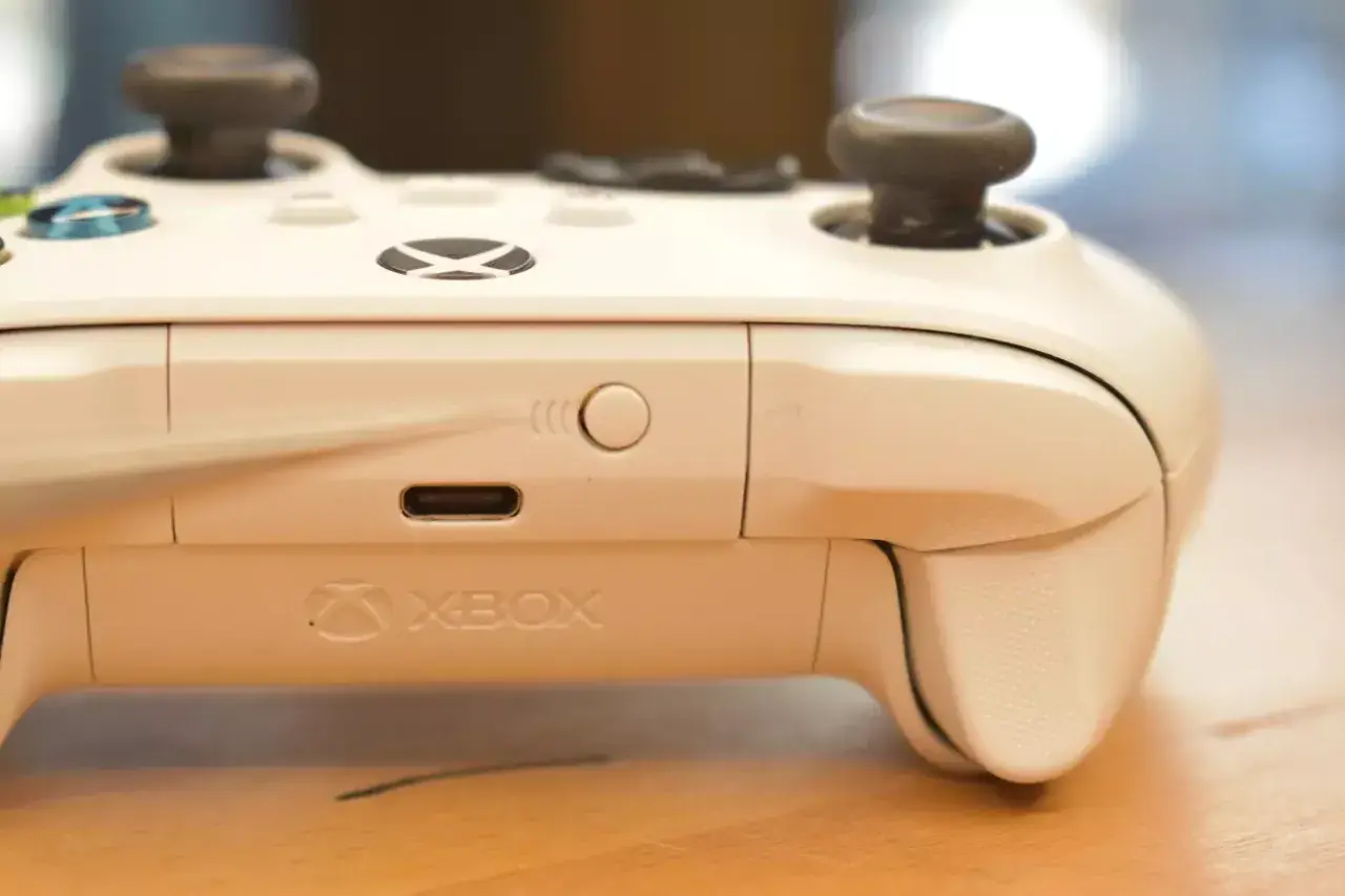 Biały kontroler Xbox Series X z widocznym portem USB-C i przyciskiem parowania. Dowiedz się, jak podłączyć drugiego pada do Xbox Series X.
