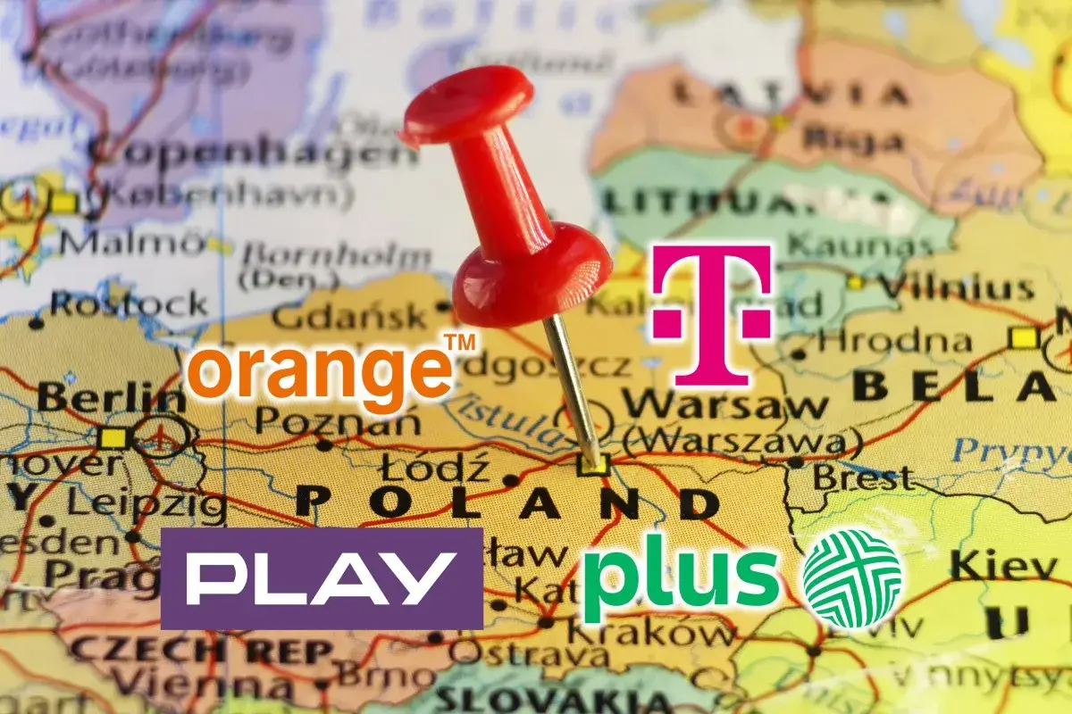 Jakie są sieci komórkowe w Polsce? Na mapie Europy widoczne loga Orange, T-Mobile, Play i Plus.