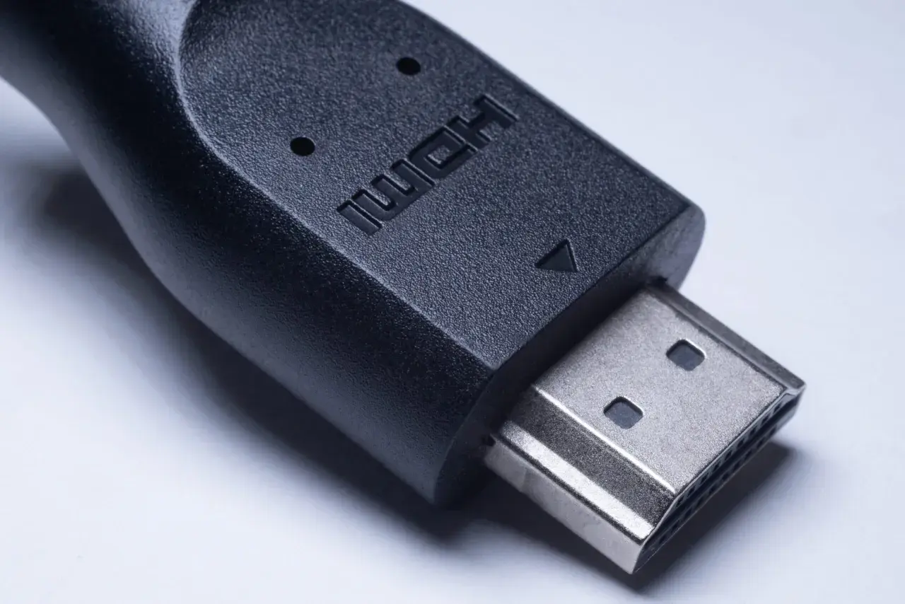 Zbliżenie na wtyczkę HDMI. Czy każdy kabel HDMI obsługuje ARC? Niekoniecznie, sprawdź specyfikację.