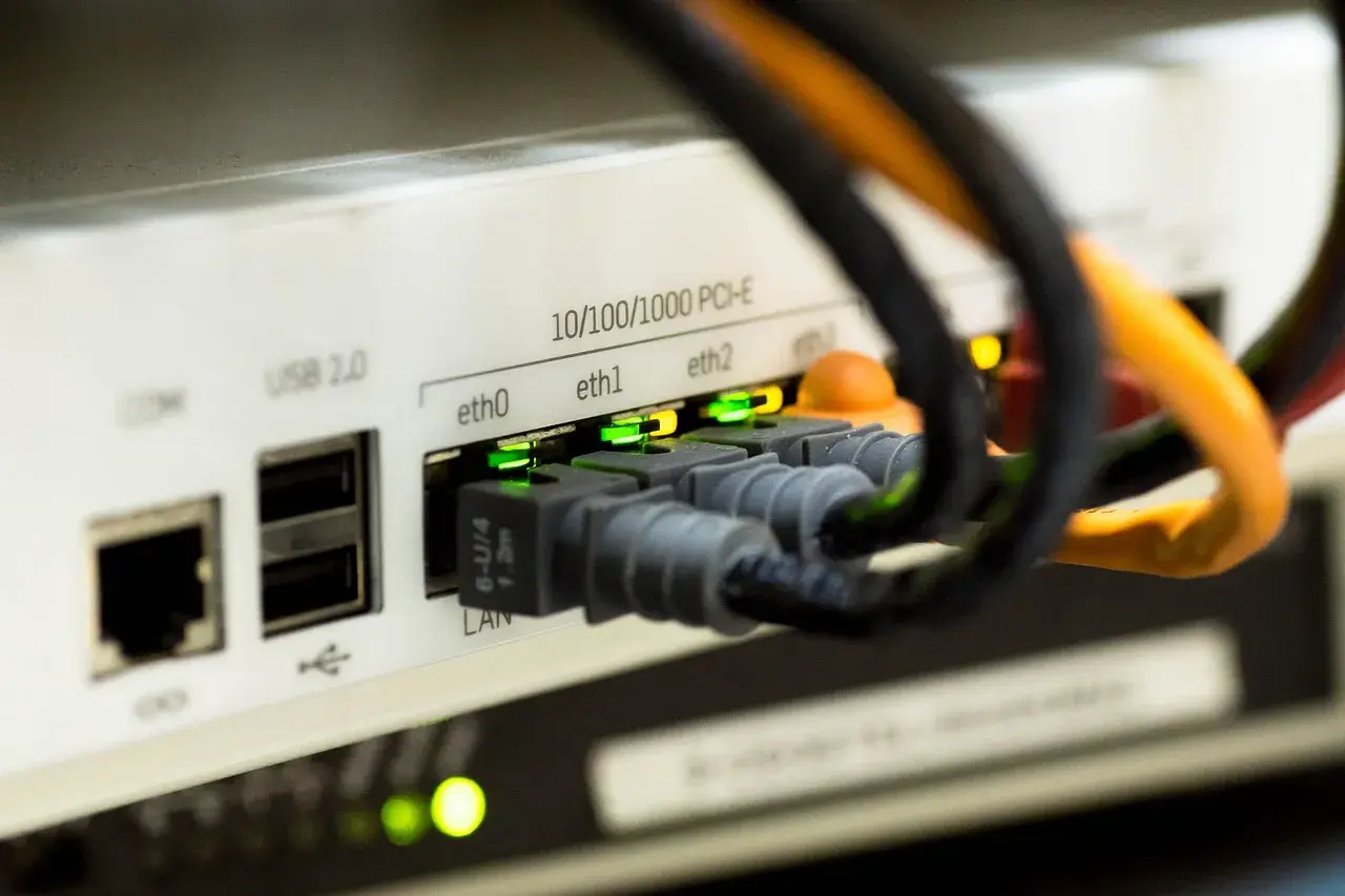 Kabel ethernet podłączony do portu LAN. Zielone diody sygnalizują połączenie. Jak podłączyć kabel ethernet do komputera? Proste!