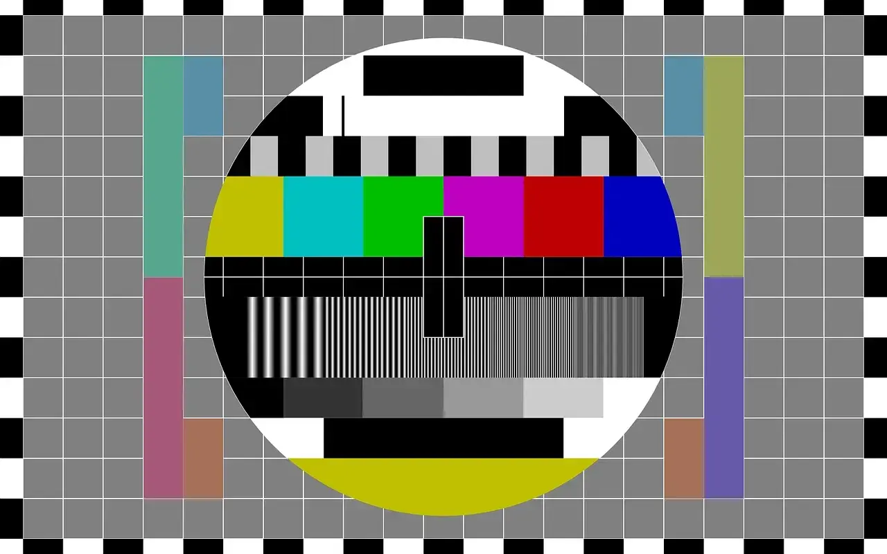 Testowy obrazek telewizyjny z kolorowymi paskami i siatką. Pomocny, gdy zastanawiasz się, jak sprawdzić antenę TV.