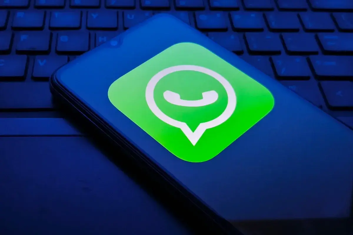 Telefon z logo WhatsApp na klawiaturze. Czyżby awaria WhatsApp uniemożliwiła wysyłanie wiadomości?