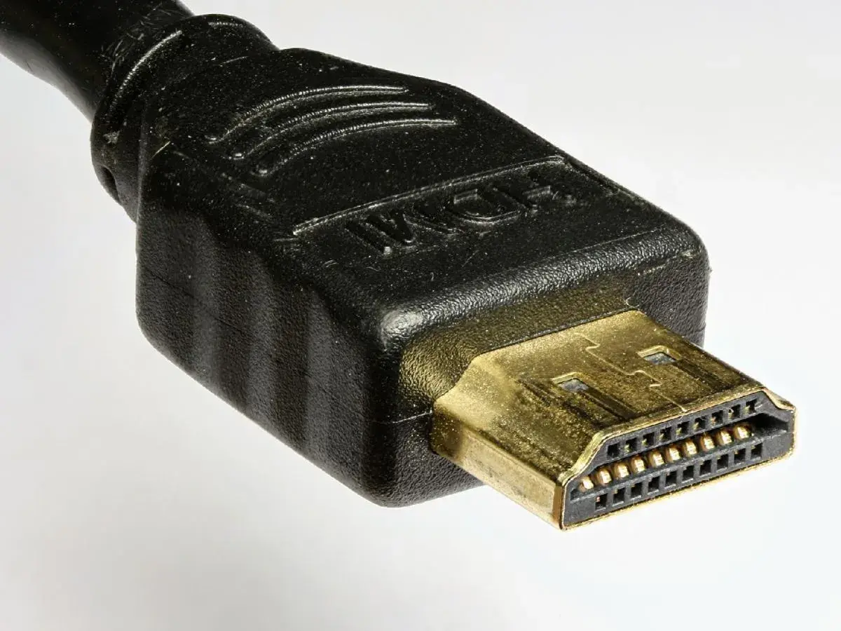 Złocona wtyczka HDMI. Czy każdy kabel HDMI ma ARC? Niekoniecznie, ale ten wygląda na solidny.