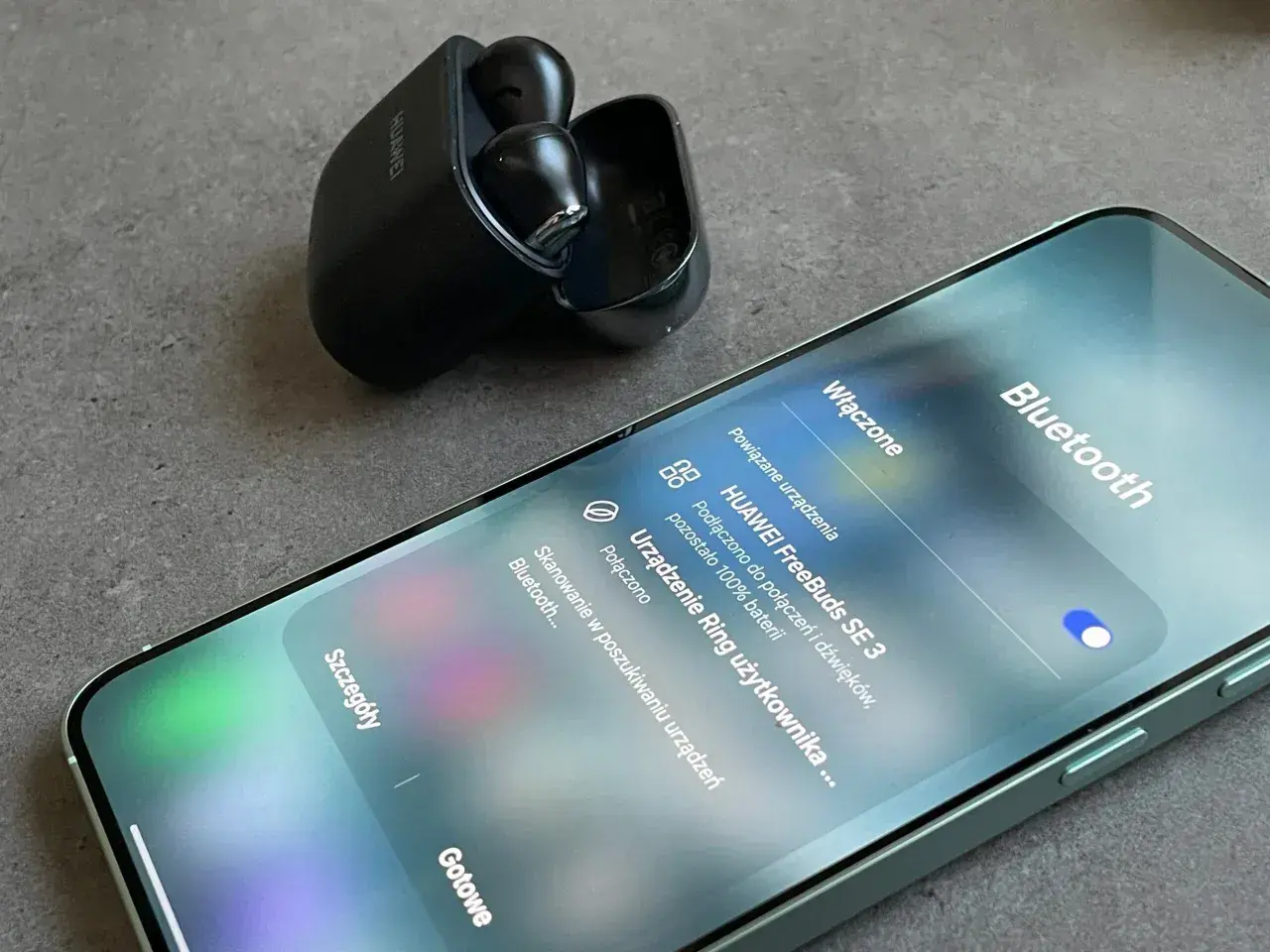 Jak połączyć słuchawki bezprzewodowe Huawei z telefonem? Na ekranie telefonu widać menu Bluetooth z podłączonymi słuchawkami HUAWEI FreeBuds SE 3.