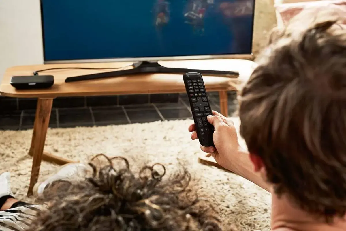 Oglądanie telewizji z pilotem w ręku. Czy multiroom musi być podłączony do internetu, by cieszyć się ulubionymi programami?