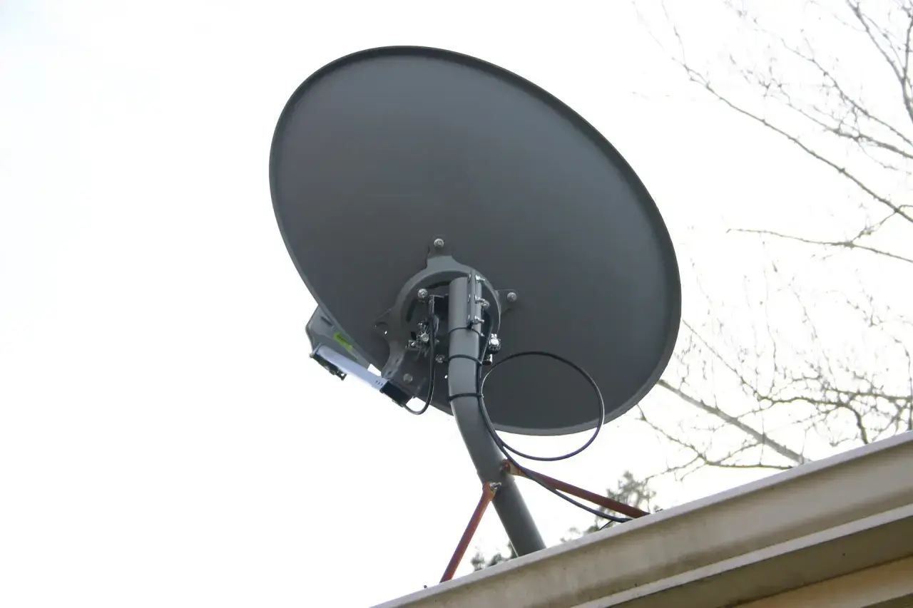 Antena satelitarna nc+ z widocznym konwerterem. Podpowiadamy, jak ustawić jakość sygnału nc+.