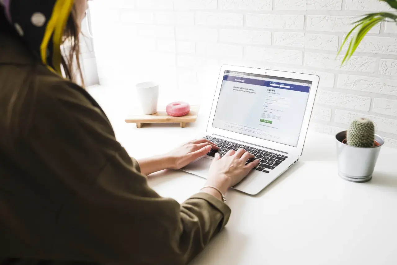 Logowania na Facebooku - IP i lokalizacja. Jak chronić konto?