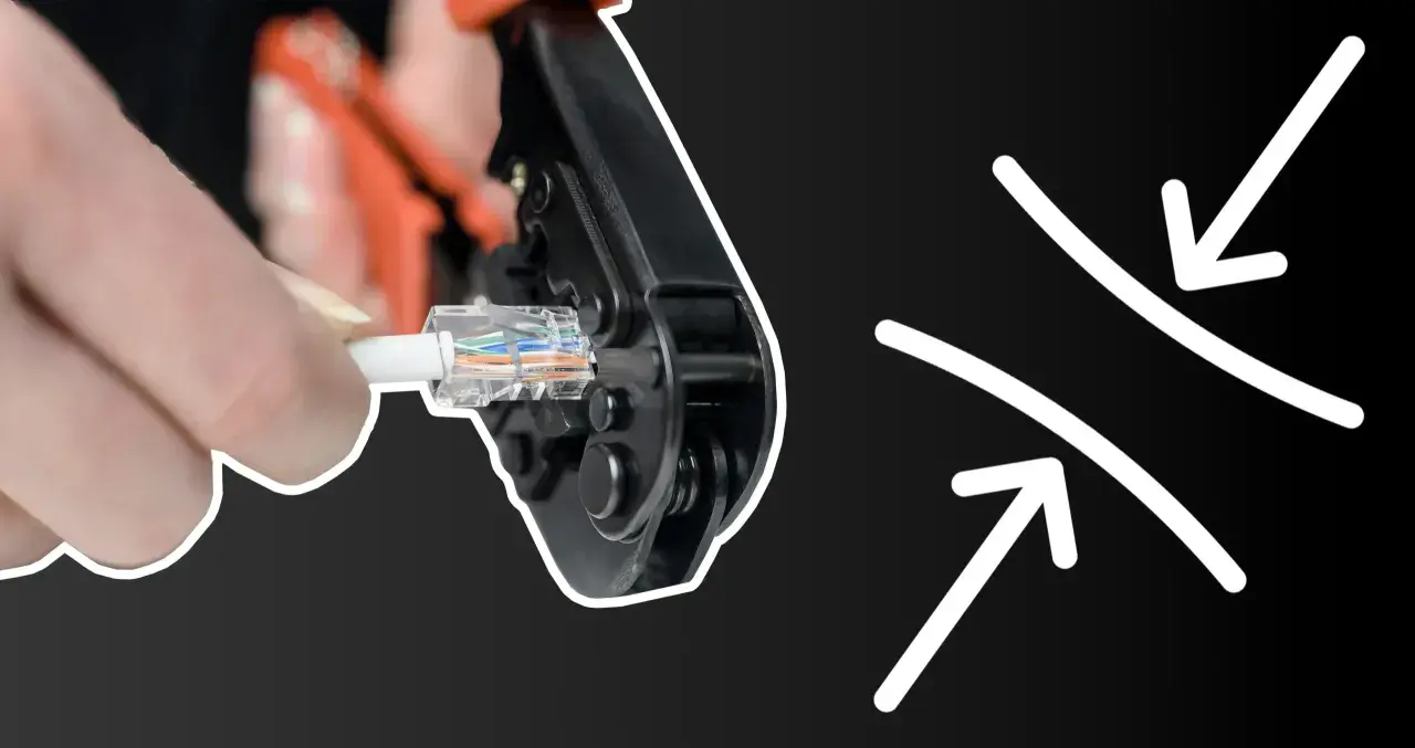 Dłoń zaciska wtyczkę RJ45 na kablu ethernet. Tak można łączyć kabel ethernet.