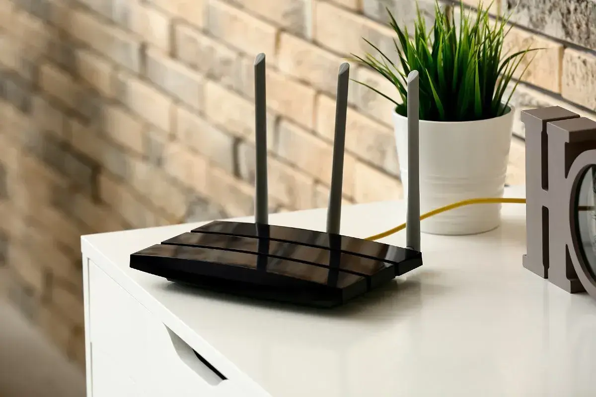 Router z antenkami, który zapewnia dostęp do sieci. Tak się pisze wi-fi, by mieć szybki internet w domu.
