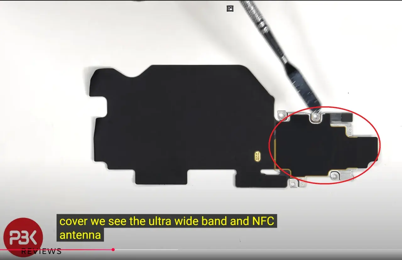 Na zdjęciu widać element telefonu Samsung, gdzie znajduje się antena NFC.