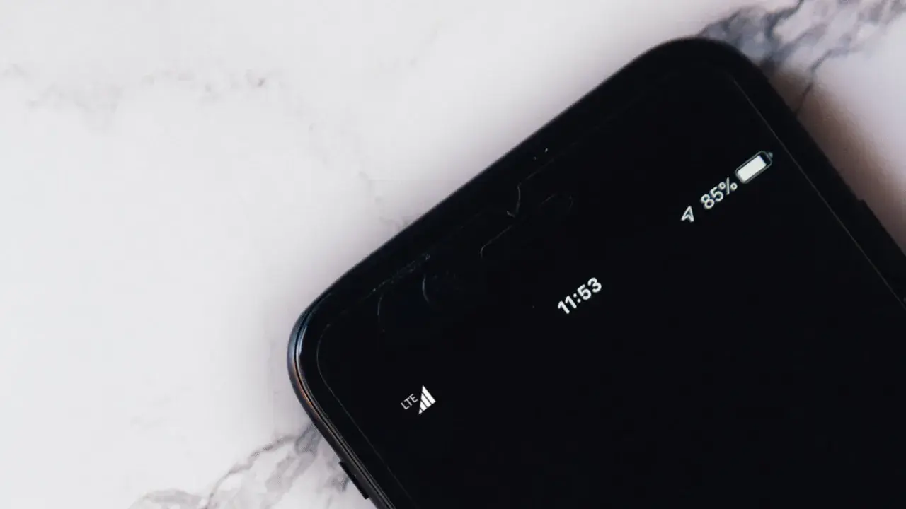 Na ekranie telefonu widać godzinę 11:53, wskaźnik baterii 85% i LTE. To pokazuje, co oznacza edge w telefonie – szybki dostęp do internetu.