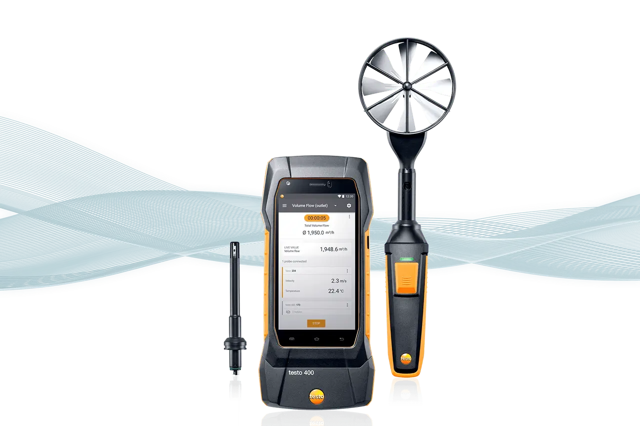 Testo 400 z anemometrem i sondą do pomiaru przepływu powietrza. Idealne narzędzie, by dowiedzieć się, jak testować sieci wysokiej częstotliwości.
