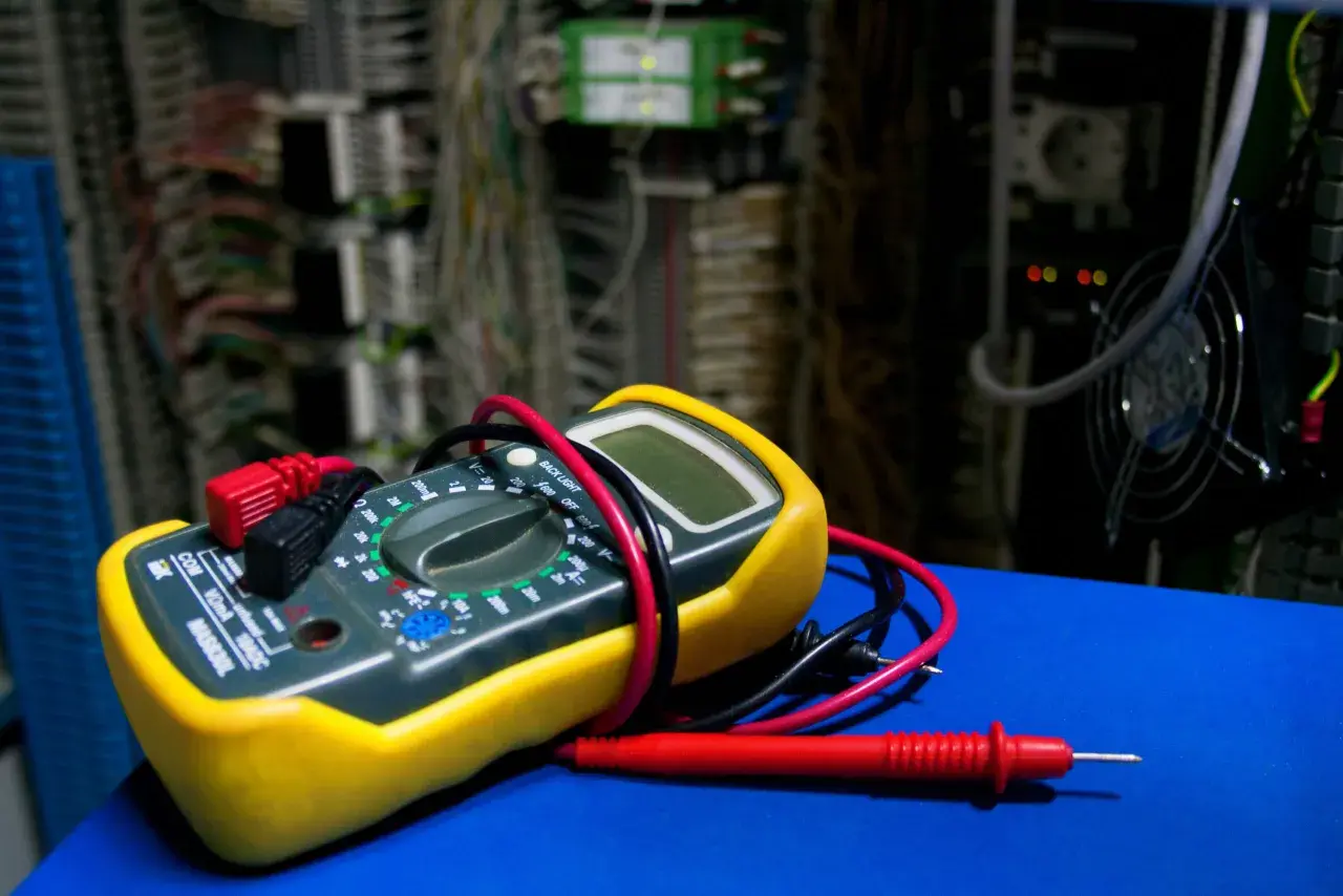 Miernik elektryczny jak podłączyć kable - uniknij błędów i uszkodzeń