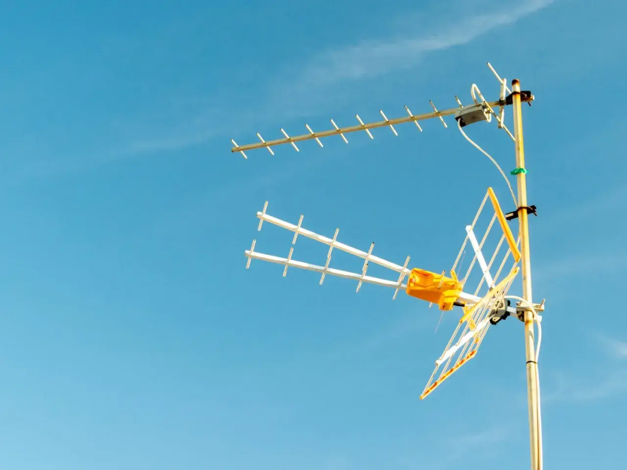 Antena telewizji naziemnej na tle błękitnego nieba. Dowiedz się, jak odbierać tv naziemna.