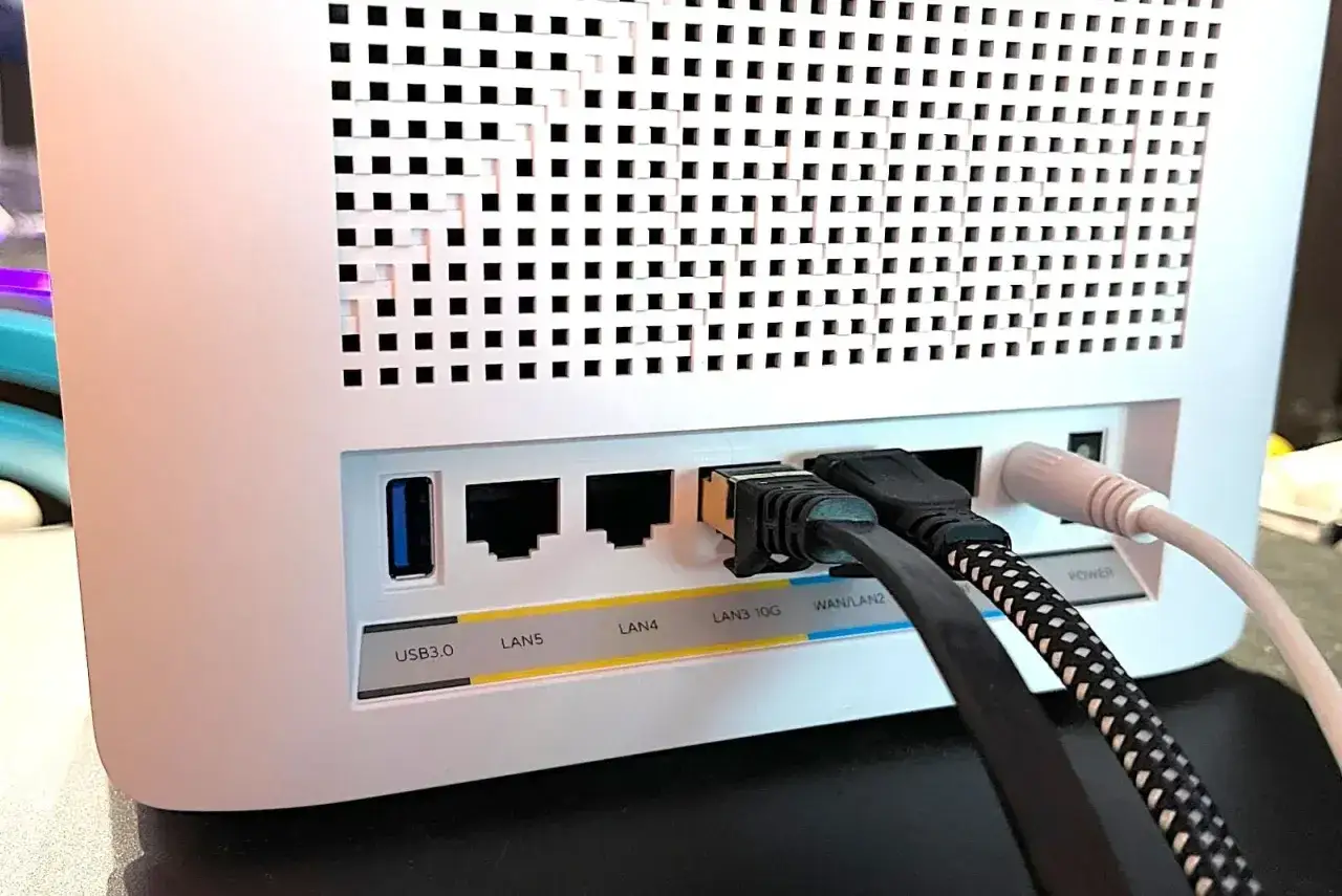 Kabel Ethernet podłączony do portu LAN3 10G routera. To pokazuje, jak podłączyć kabel ethernet do komputera.