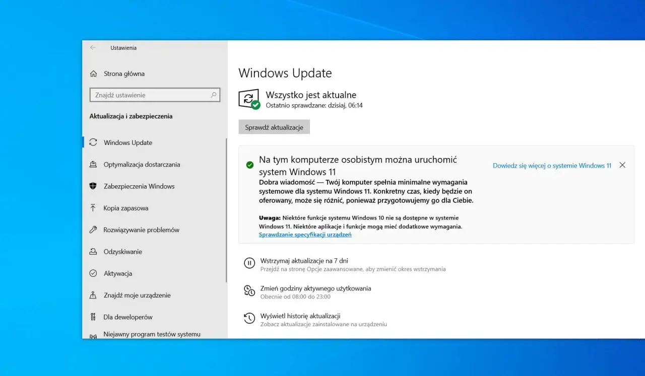 Ustawienia Windows Update pokazują, że system jest gotowy na Windows 11 25H2. Komputer spełnia wymagania, a aktualizacje są wstrzymane na 7 dni.