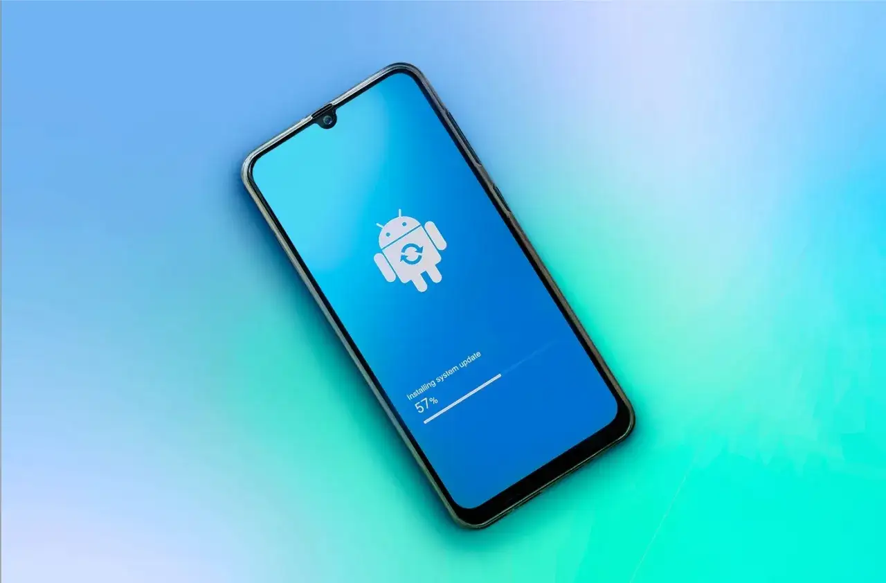 Telefon z logo Android i ikoną aktualizacji, instaluje system android 15. Postęp 57%.