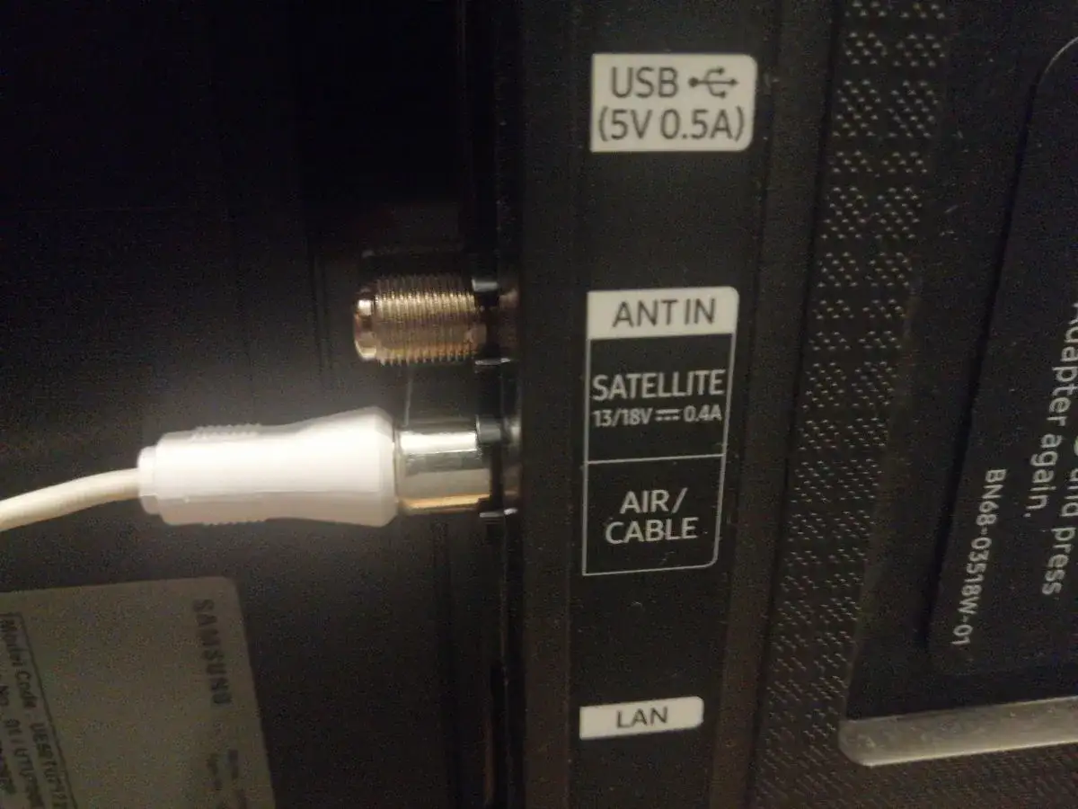 Podłącz biały kabel do gniazda 