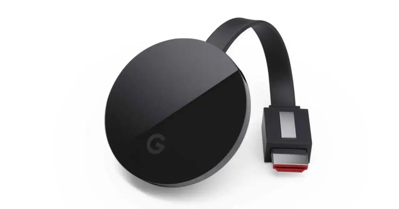 Czarny Chromecast z logo Google, gotowy do podłączenia do telewizora. Proste kroki, jak podłączyć Chromecast do telewizora, zapewnią Ci dostęp do ulubionych treści.