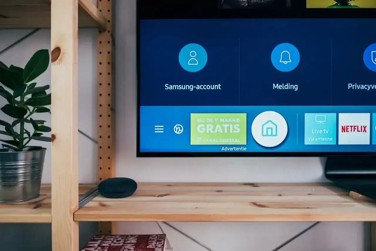 Menu telewizora Samsung QLED z opcjami 