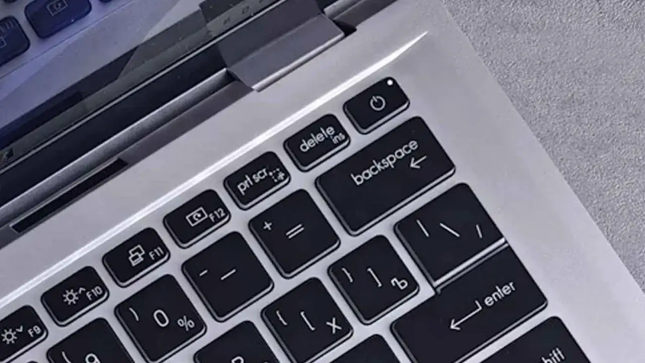 Klawiatura laptopa, przycisk zasilania podświetlony, ale laptop nie chce się włączyć.