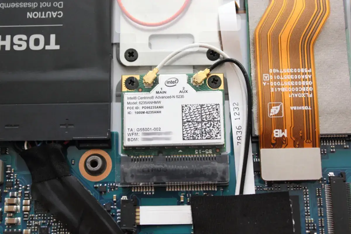 Wnętrze laptopa z widoczną kartą sieciową Intel Centrino. Sprawdź, jak przyspieszyć WiFi na laptopie, zaczynając od sprawdzenia tego elementu.