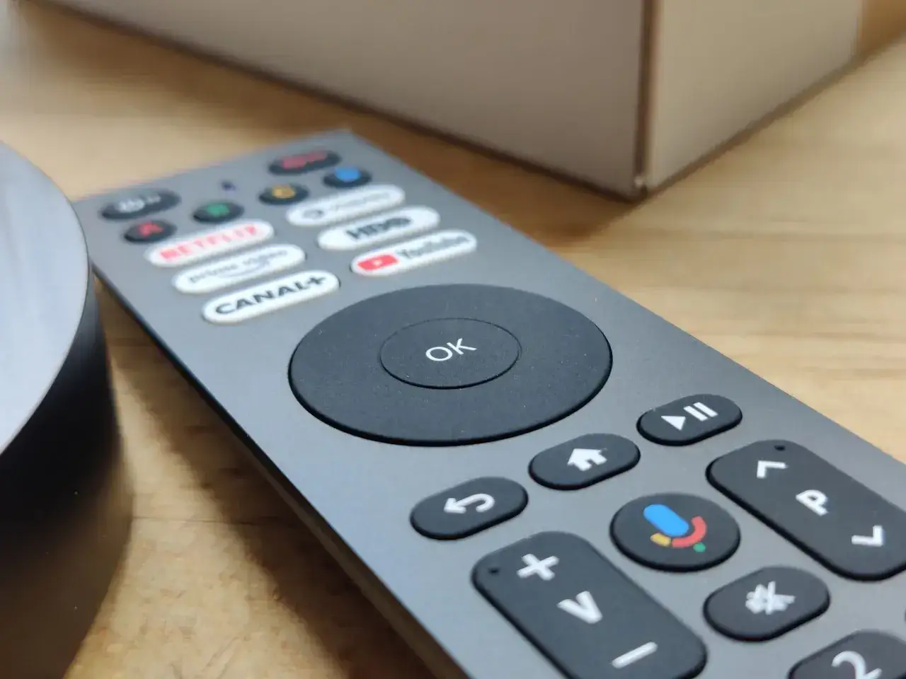 Pilot do telewizora z przyciskami Netflix, Canal+, YouTube. Dowiedz się, jak podłączyć dekoder UPC do telewizora, by cieszyć się ulubionymi kanałami.