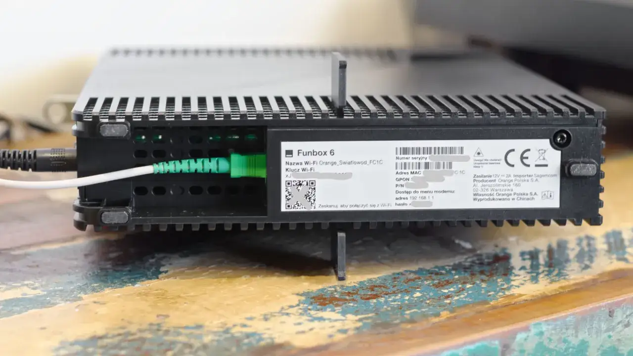 Na routerze Funbox 6 widoczna jest nazwa sieci Wi-Fi i klucz. Zeskanuj kod QR, aby sprawdzić hasło do Wi-Fi Orange Funbox.