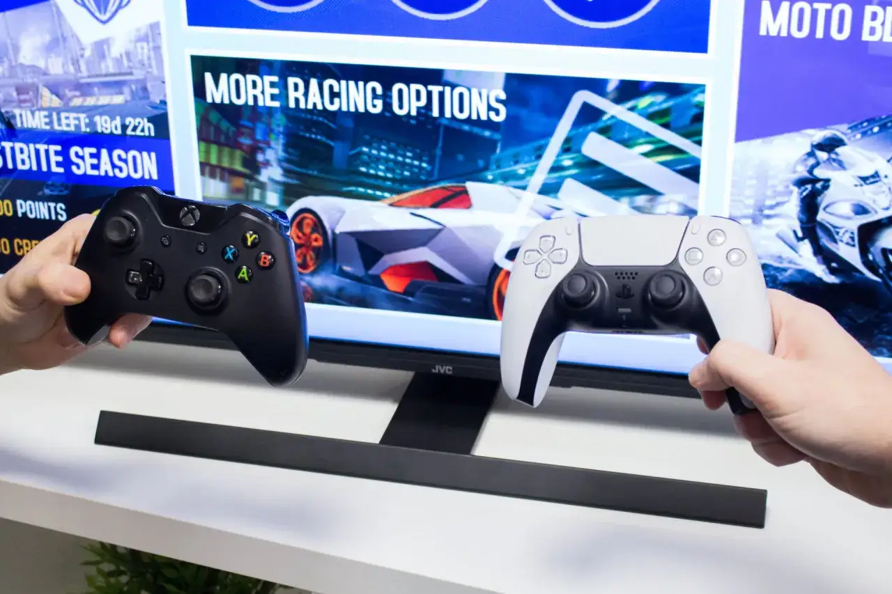 Dwa pady, Xbox i PlayStation, gotowe do podłączenia do telewizora i rozpoczęcia wyścigów.
