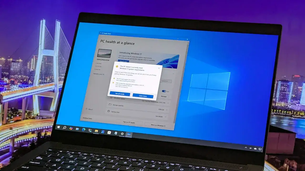Komputer z systemem Windows 10 pokazuje komunikat o niezgodności z wymaganiami Windows 11. Sprawdzanie kondycji komputera ujawnia brak wsparcia dla TPM 2.0, co uniemożliwia aktualizację.