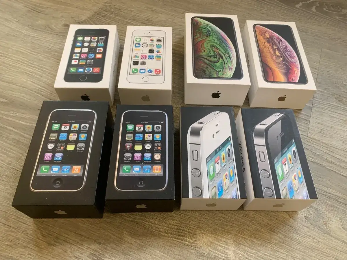 Kolekcja pudełek z iPhone'ami, od pierwszego iPhone'a po nowsze modele.