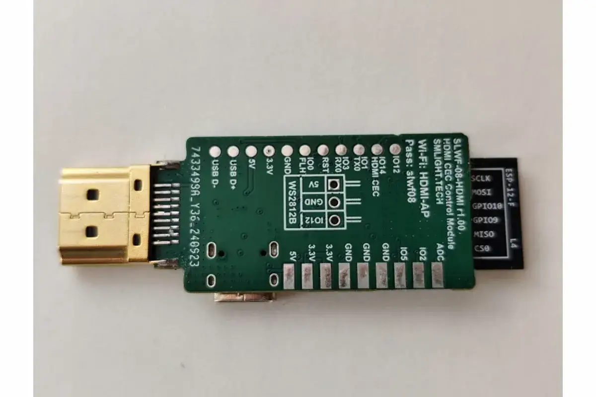 Moduł HDMI-CEC z Wi-Fi, który może pomóc w podłączeniu konsoli Xbox do telewizora.
