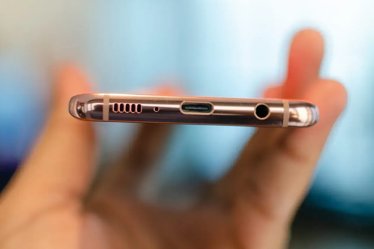 Widok złącza słuchawkowego i USB-C w telefonie Samsung. Dowiedz się, jak podłączyć słuchawki do telefonu Samsung.