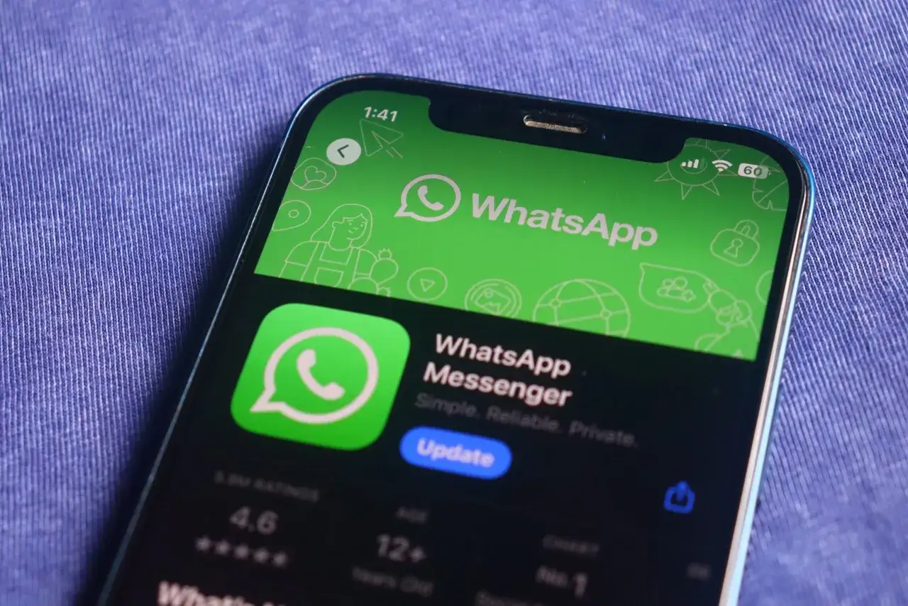 Ekran telefonu z zielonym logo WhatsApp. Widoczny przycisk 