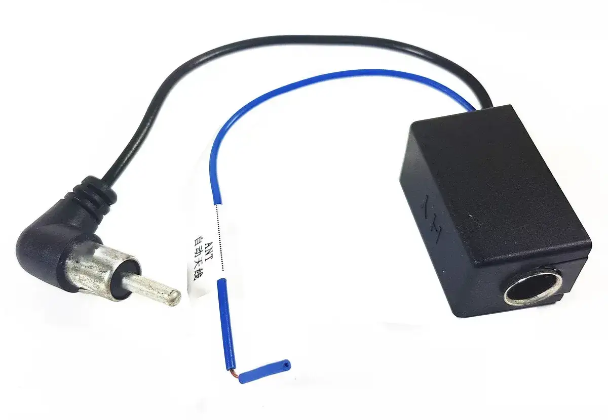 Adapter antenowy do samochodu, który pomoże Ci jak wzmocnić sygnał radiowy. Ma wtyczkę ISO i gniazdo na antenę.
