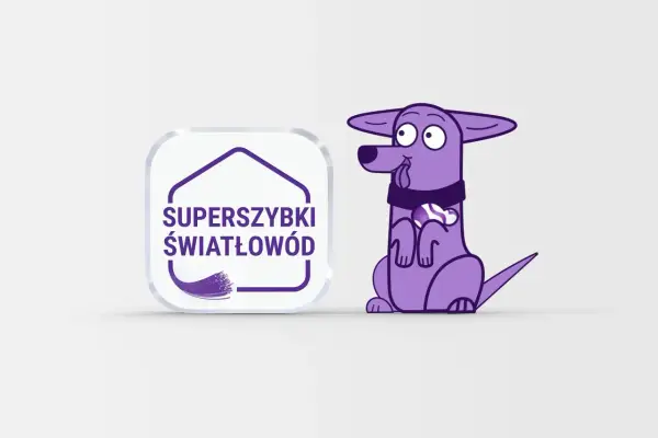 Fioletowy piesek z kością na szyi obok logo "Superszybki światłowód" z technologią GPON.