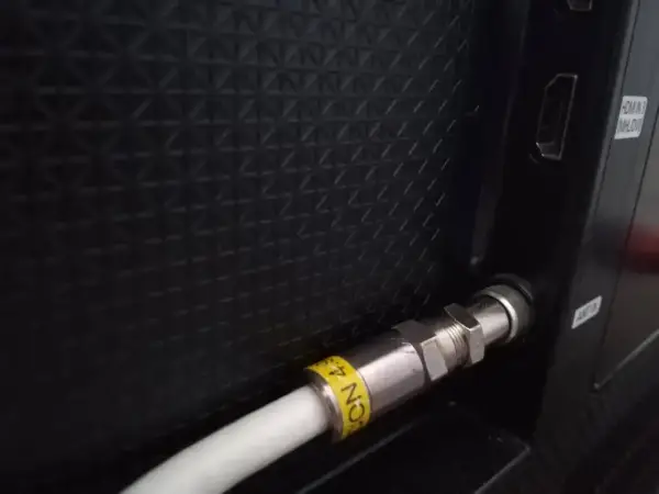 Podłączony kabel antenowy do telewizora Samsung QLED. Sprawdź siłę sygnału w ustawieniach TV.