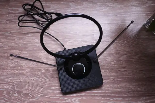 Nowoczesna antena pokojowa z okrągłą pętlą i teleskopowymi wysięgnikami, idealna co zamiast anteny tv.