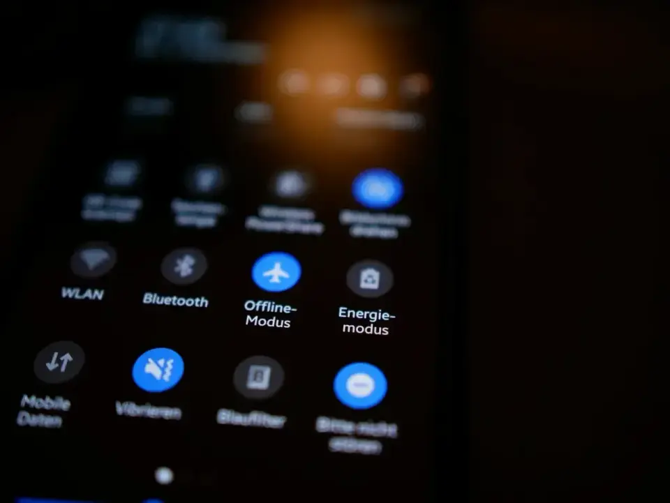 Tryb samolotowy w telefonie - kiedy naprawdę się przydaje?